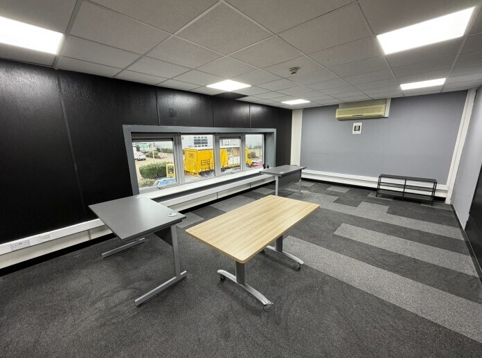 Armstrong Rd, London to rent - Interior Photo - Image 2 of 3