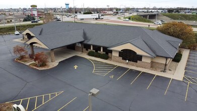 1885 W Pointe Dr, Oshkosh, WI for rent Building Photo- Image 1 of 13