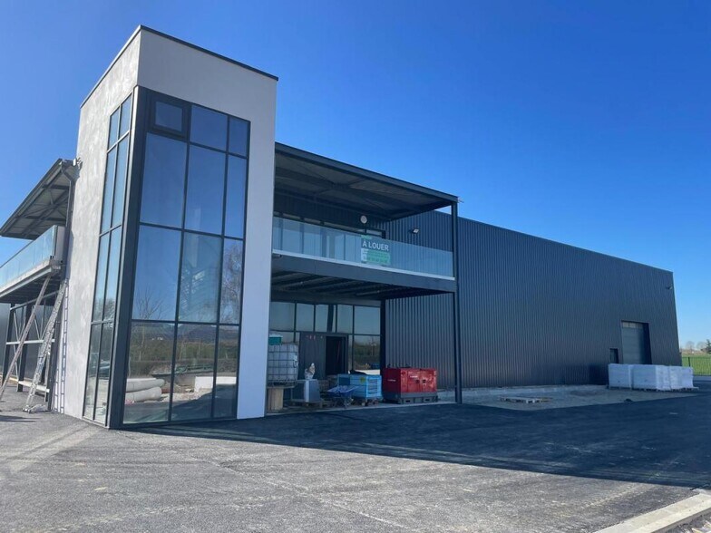 Light Industrial in Villeneuve-sous-Dammartin to rent - Building Photo - Image 1 of 15