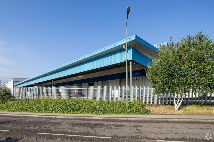 Choats Manner Way, Dagenham to rent - Building Photo - Image 3 of 5