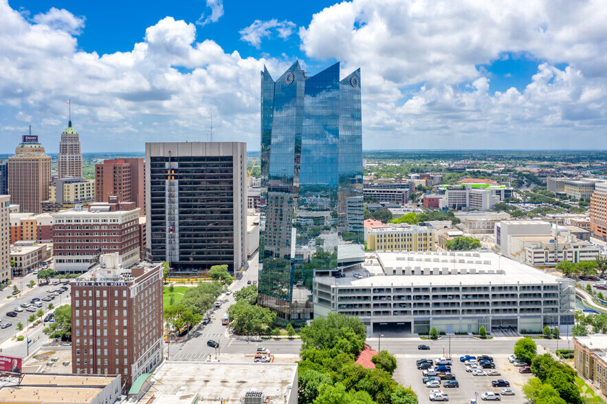 111 W Houston St, San Antonio, TX for rent - Building Photo - Image 3 of 14