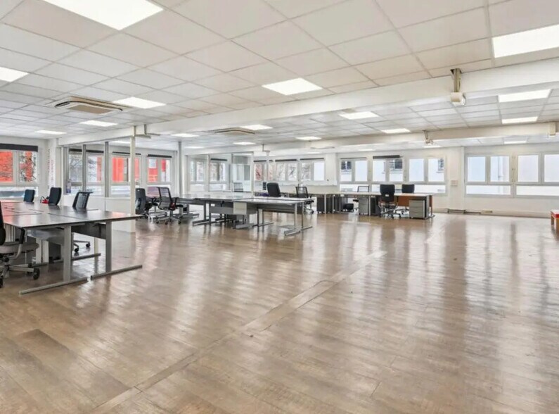 Office in Saint-Ouen-sur-Seine to rent - Building Photo - Image 3 of 11
