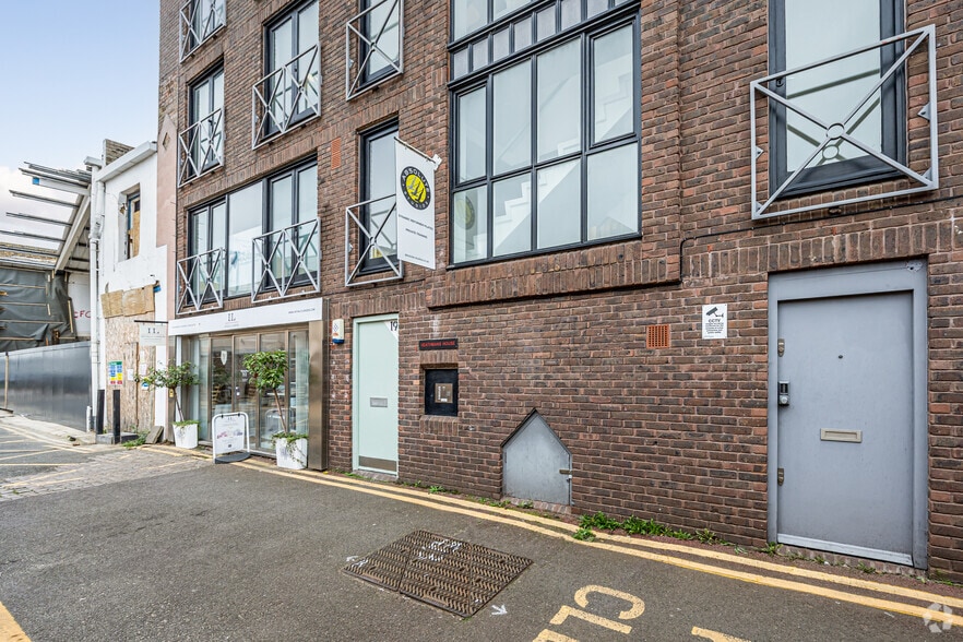 19 Heathmans Rd, London to rent - Building Photo - Image 3 of 6
