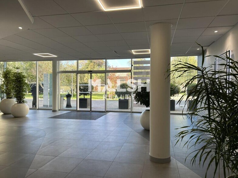 Avenue De Poumeyrol, Caluire-et-Cuire for sale - Lobby - Image 3 of 14