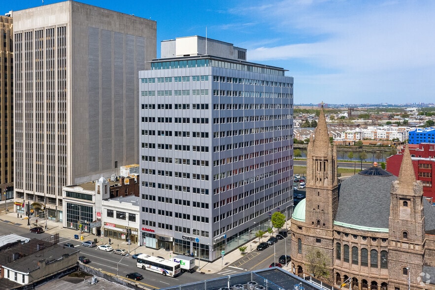 570 Broad St, Newark, NJ for rent - Building Photo - Image 1 of 4