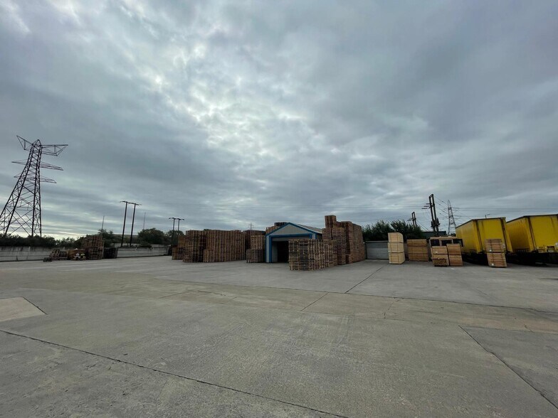 2 Kirkhaw Ln, Knottingley for sale - Building Photo - Image 1 of 1