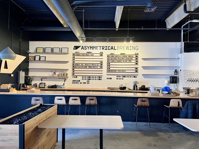 11817 105th Ave, Edmonton, AB to rent - Interior Photo - Image 2 of 11