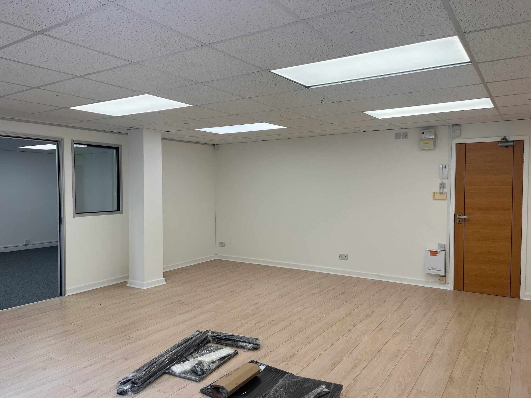 Hill Ave, Amersham to rent Building Photo- Image 1 of 14
