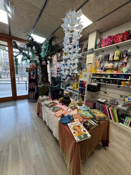 Retail in L'Hospitalet de Llobregat, Barcelona to rent - Interior Photo - Image 2 of 3