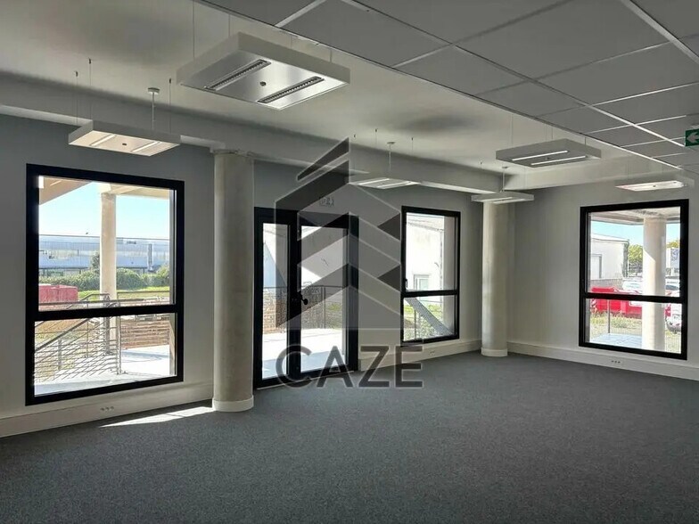 Office in Périgny to rent - Interior Photo - Image 3 of 5