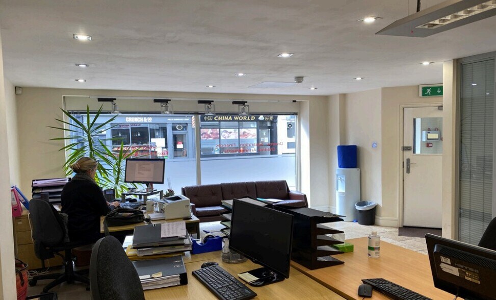 97-98 Church St, Brighton to rent - Interior Photo - Image 3 of 3