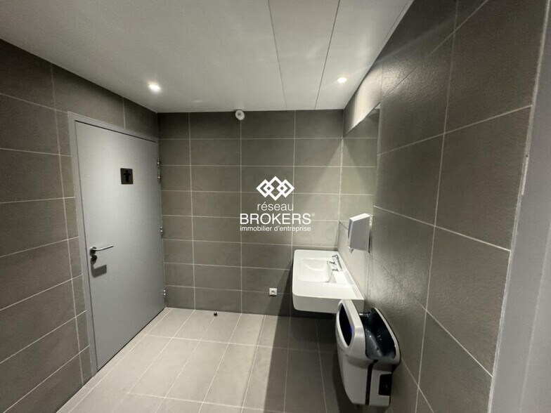 Office in Clichy to rent - Interior Photo - Image 3 of 4
