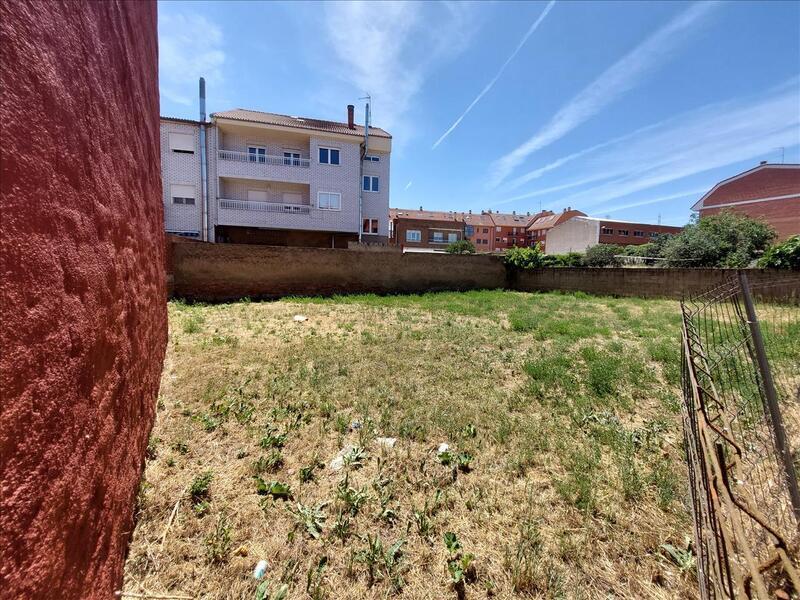 Calle Salvador Madariaga, Villaquilambre, León for sale Primary Photo- Image 1 of 13
