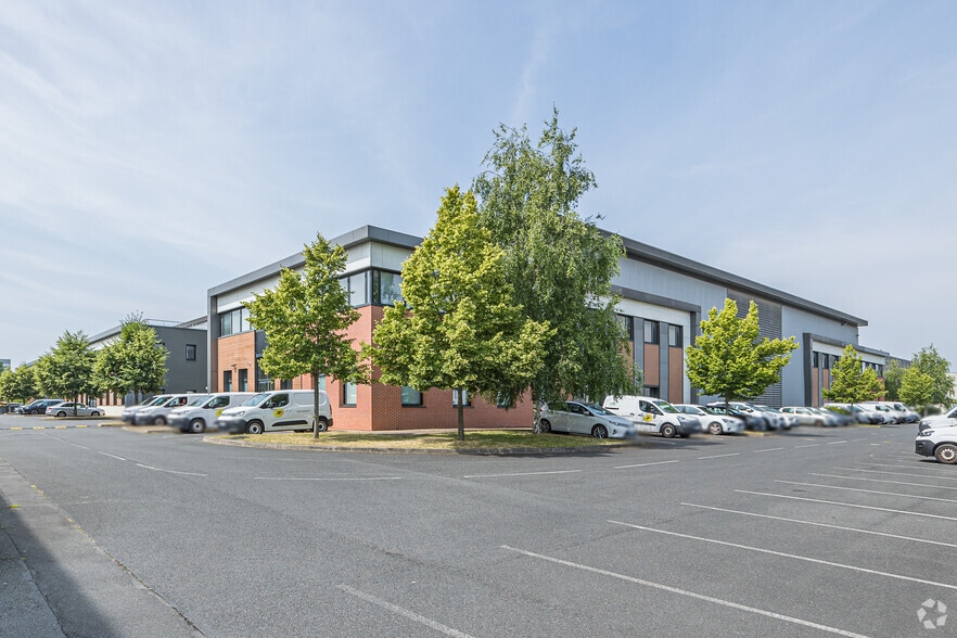 8 Rue du Commandant d'Estienne d'Orves, Villeneuve-la-Garenne to rent - Building Photo - Image 2 of 3