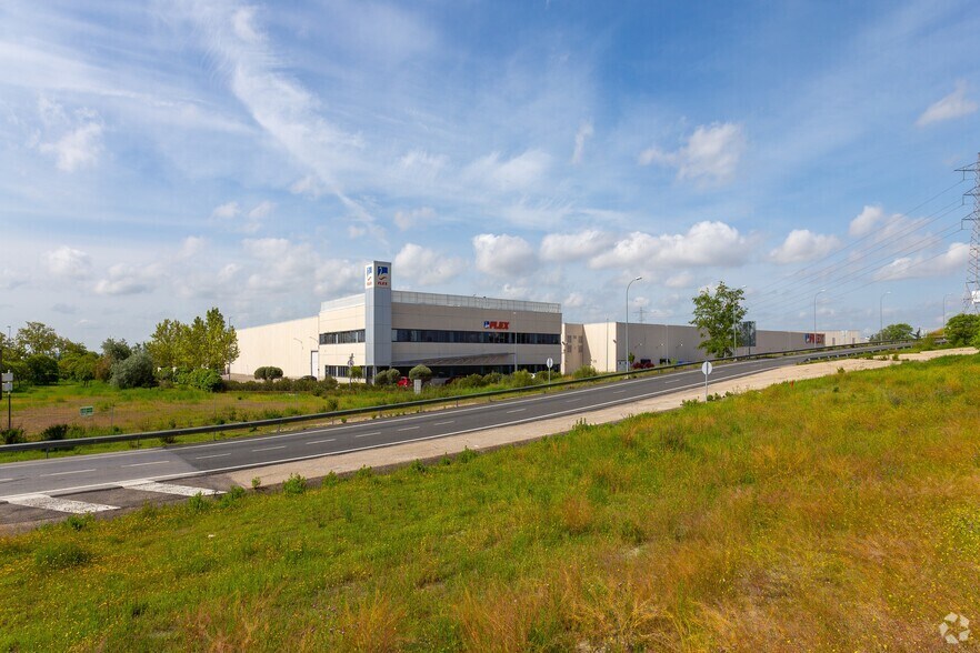 Calle del Río Almanzora, 2, Getafe, Madrid to rent - Building Photo - Image 2 of 7