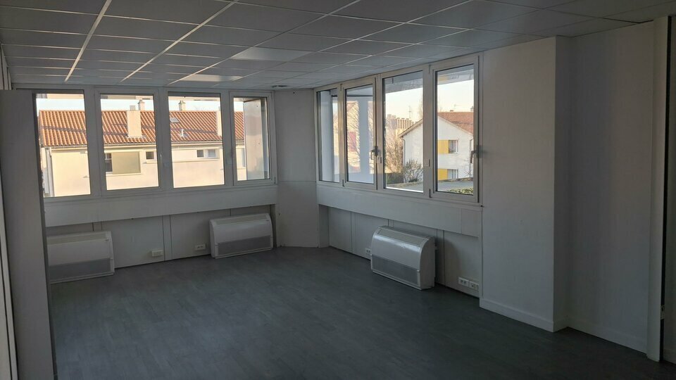 2-4 Rue Du Colonnel Chambonnet, Bron to rent - Interior Photo - Image 2 of 7