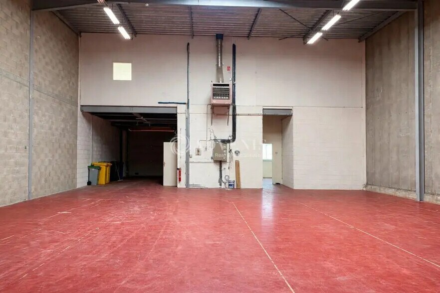 Light Industrial in Villejuif to rent - Interior Photo - Image 2 of 13