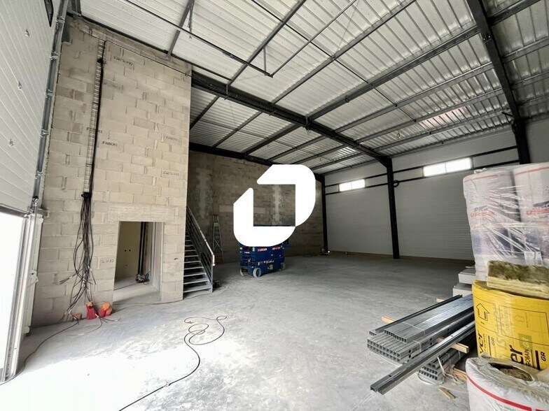 Light Industrial in Chassieu to rent - Interior Photo - Image 2 of 5