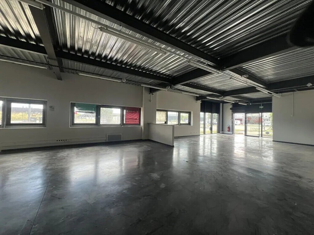 Location Commerce 450 m² - Photo 1