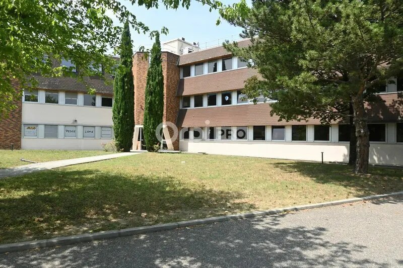 7 Rue Maryse Bastié, Bron to rent - Building Photo - Image 2 of 23