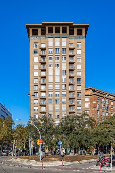 Retail in Barcelona to rent - Building Photo - Image 2 of 2