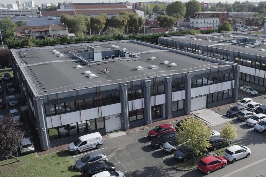 Light Industrial in Gennevilliers to rent - Aerial - Image 2 of 8