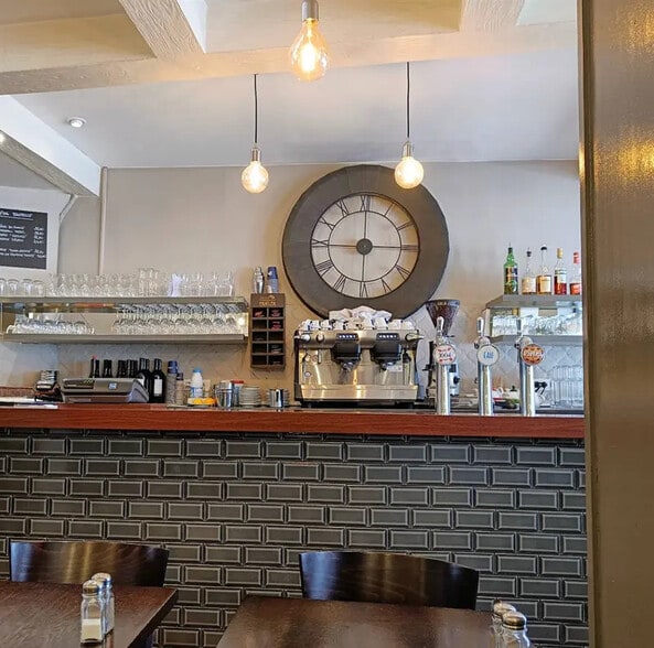 Retail in Paris to rent - Interior Photo - Image 2 of 7