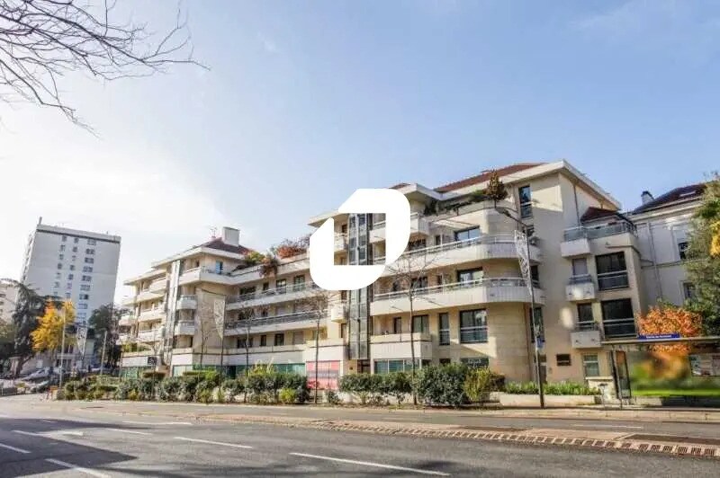 Office in Suresnes to rent Building Photo- Image 1 of 8