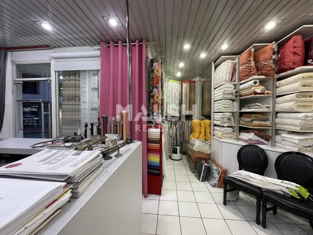 Retail in Tassin-la-Demi-Lune to rent Interior Photo- Image 1 of 6