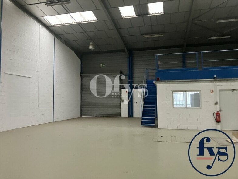 2 Rue Jean Perrin, Chassieu to rent - Interior Photo - Image 2 of 8