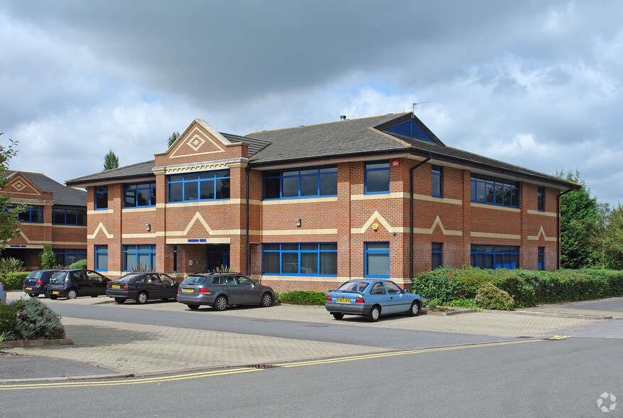 Weydon Ln, Farnham to rent - Building Photo - Image 2 of 5