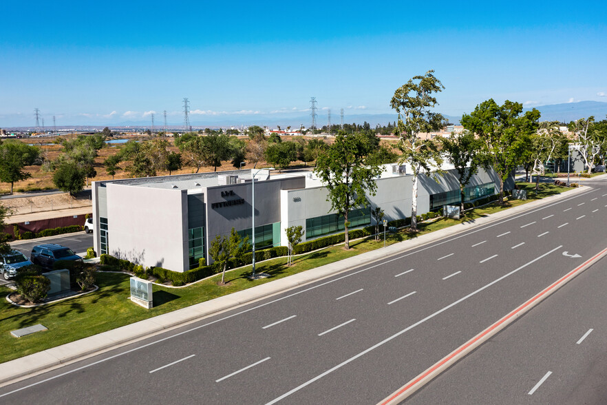 8800 Stockdale Hwy, Bakersfield, CA for sale - Building Photo - Image 1 of 1