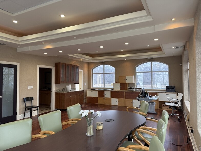 1215 N Rand Rd, Des Plaines, IL to rent - Interior Photo - Image 3 of 9