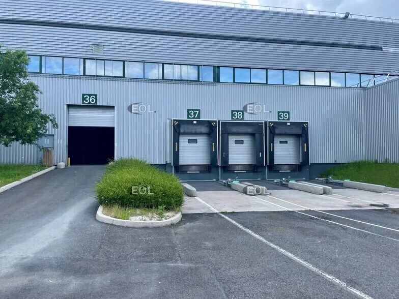 Industrial in Lisses to rent - Building Photo - Image 3 of 6