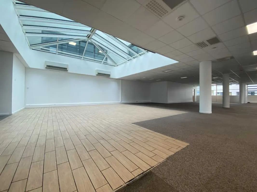 Office in Lyon to rent Building Photo- Image 1 of 1