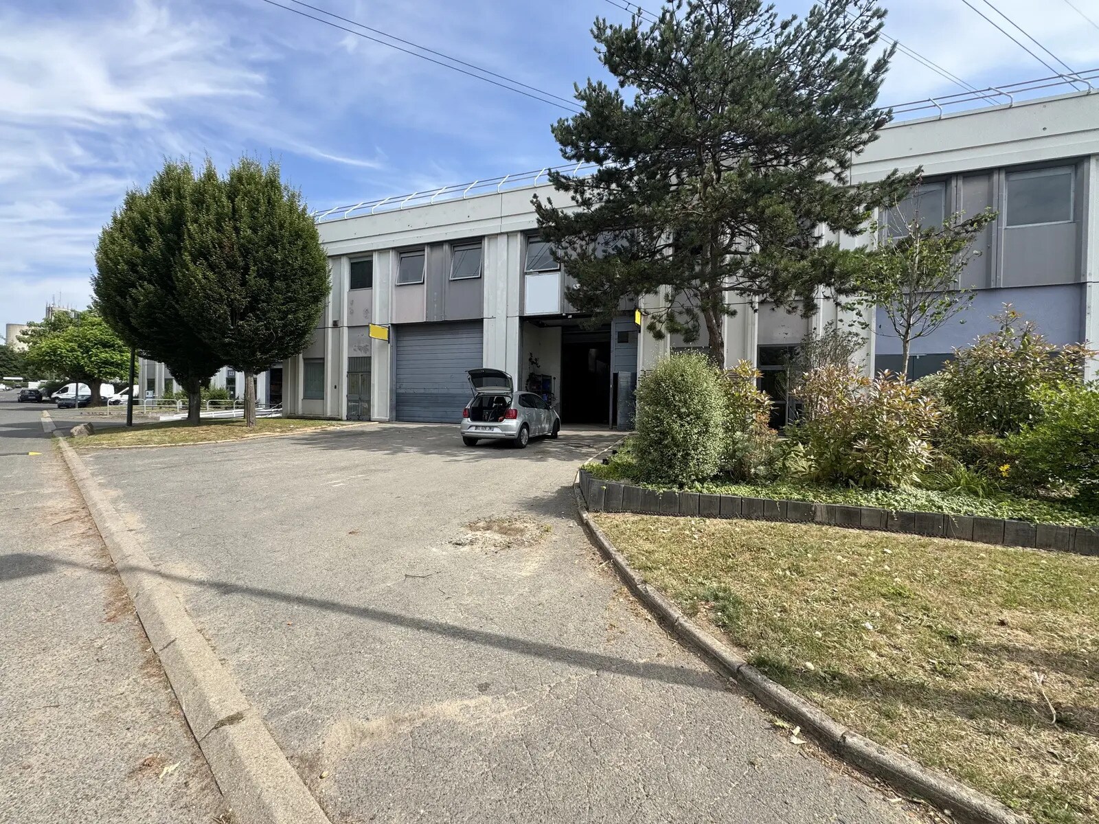 Light Industrial in Osny for sale Building Photo- Image 1 of 19