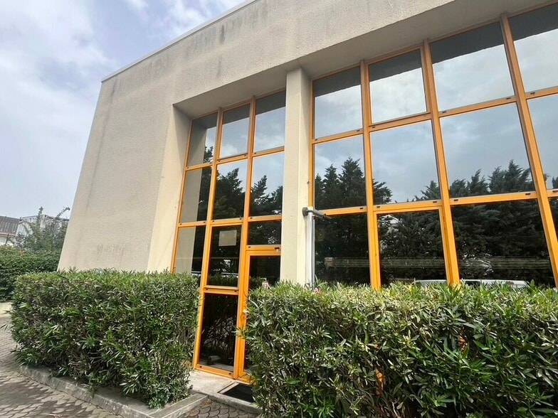 1140 Rue André Ampère, Aix-en-Provence for sale - Building Photo - Image 2 of 4