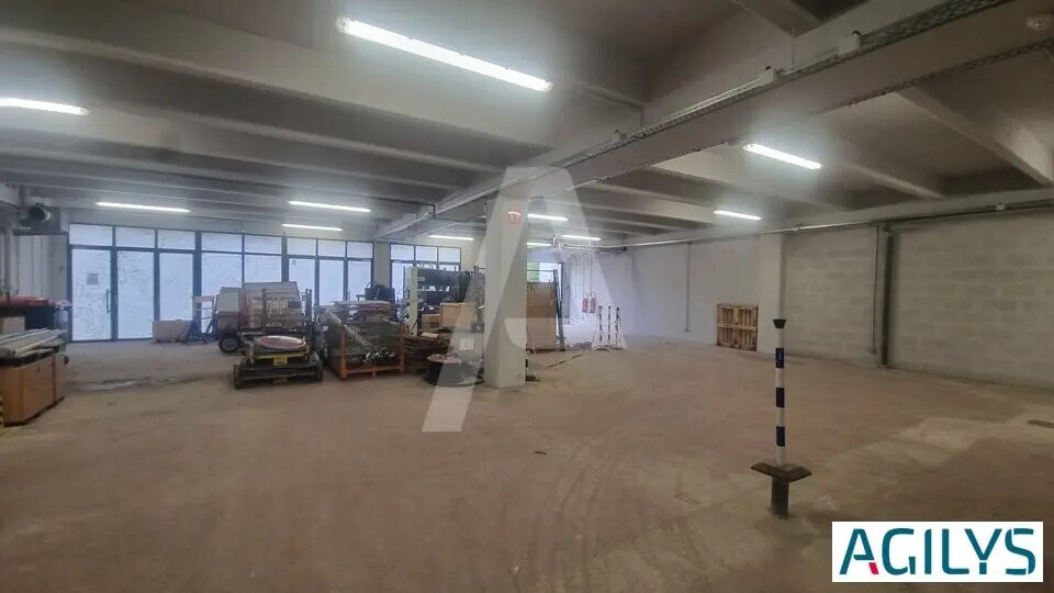 Light Industrial in Palaiseau to rent - Interior Photo - Image 2 of 4
