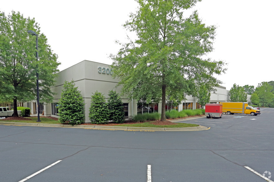 3200 Gateway Centre Blvd, Morrisville, NC for rent - Primary Photo - Image 1 of 8