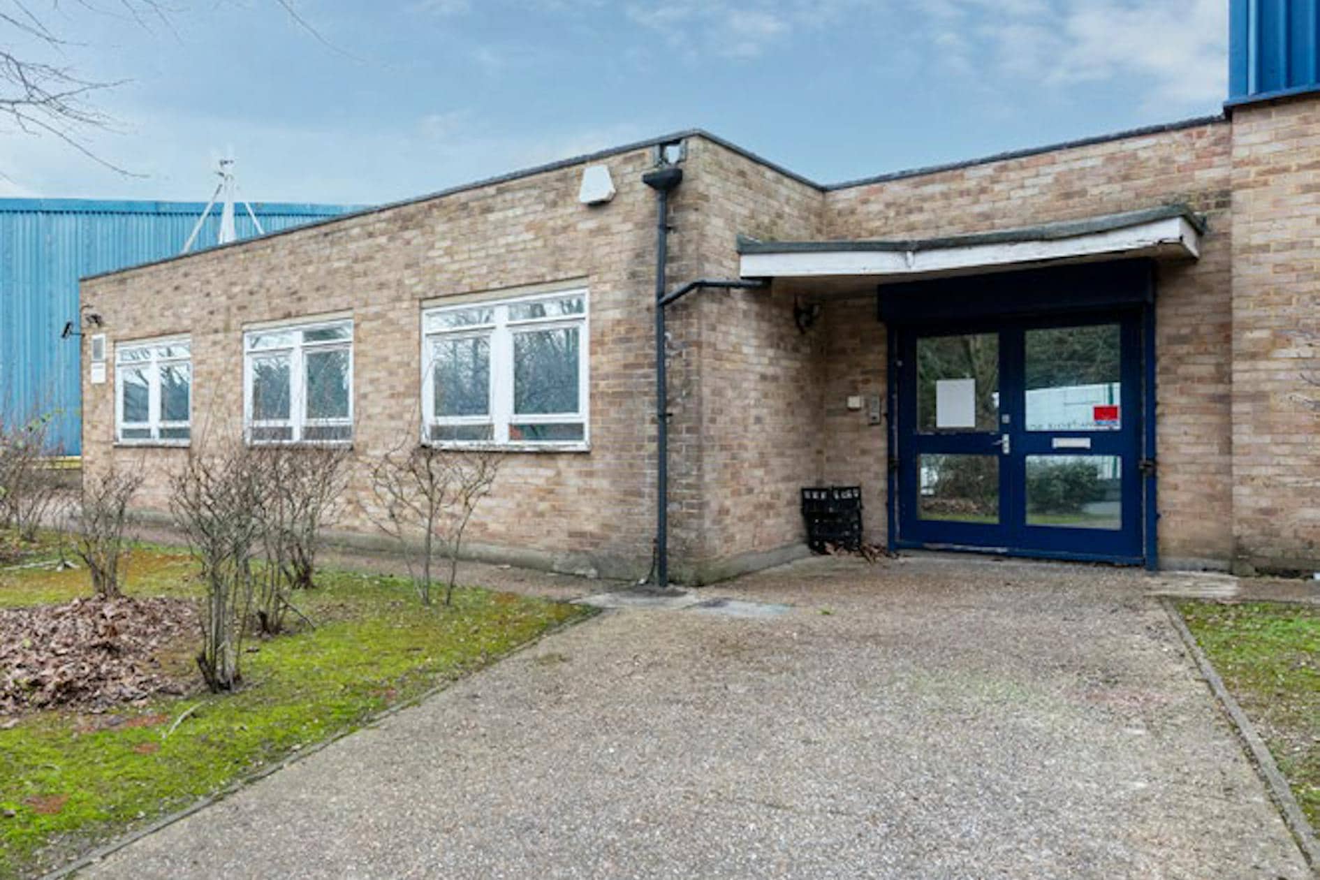 Redlands, Coulsdon to rent Building Photo- Image 1 of 4