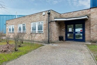 Redlands, Coulsdon to rent Building Photo- Image 1 of 4