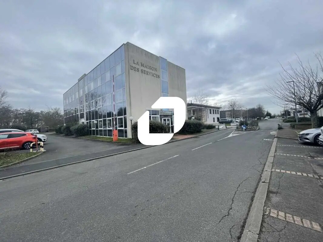 Office in Villejust to rent Building Photo- Image 1 of 11