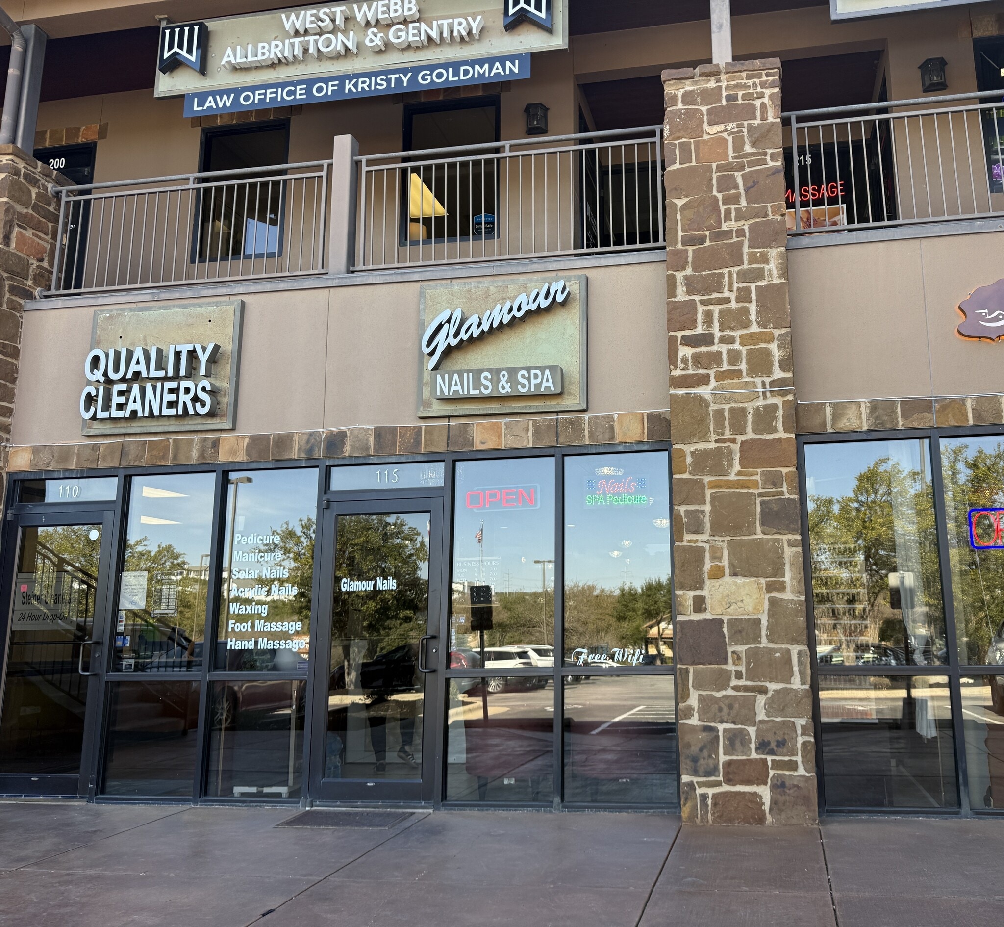 4300 N Quinlan Park Rd, Austin, TX to rent Interior Photo- Image 1 of 3