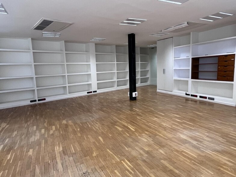 Office in Barcelona, Barcelona to rent - Interior Photo - Image 3 of 3