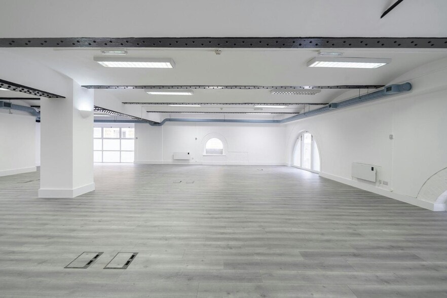 2 Pear Tree Ct, London to rent - Building Photo - Image 3 of 44