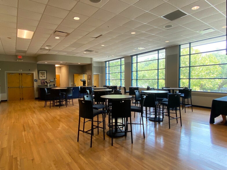 2020 W University Ave, Gainesville, FL to rent - Interior Photo - Image 3 of 5