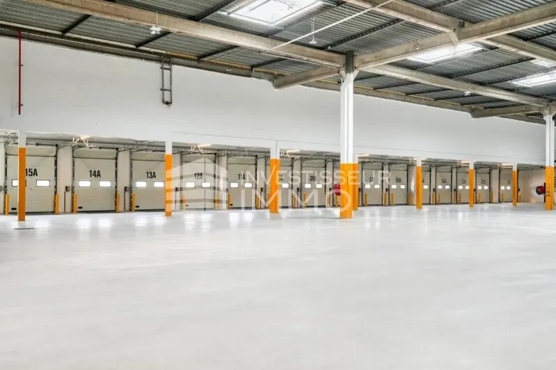Light Industrial in Trappes to rent Interior Photo- Image 1 of 8
