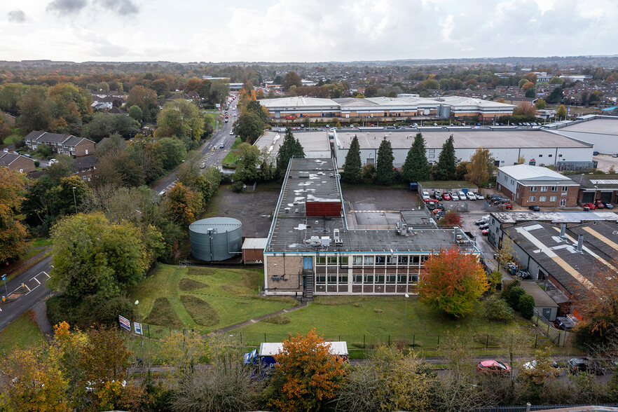 100 Lennox Rd, Basingstoke for sale - Aerial - Image 2 of 3