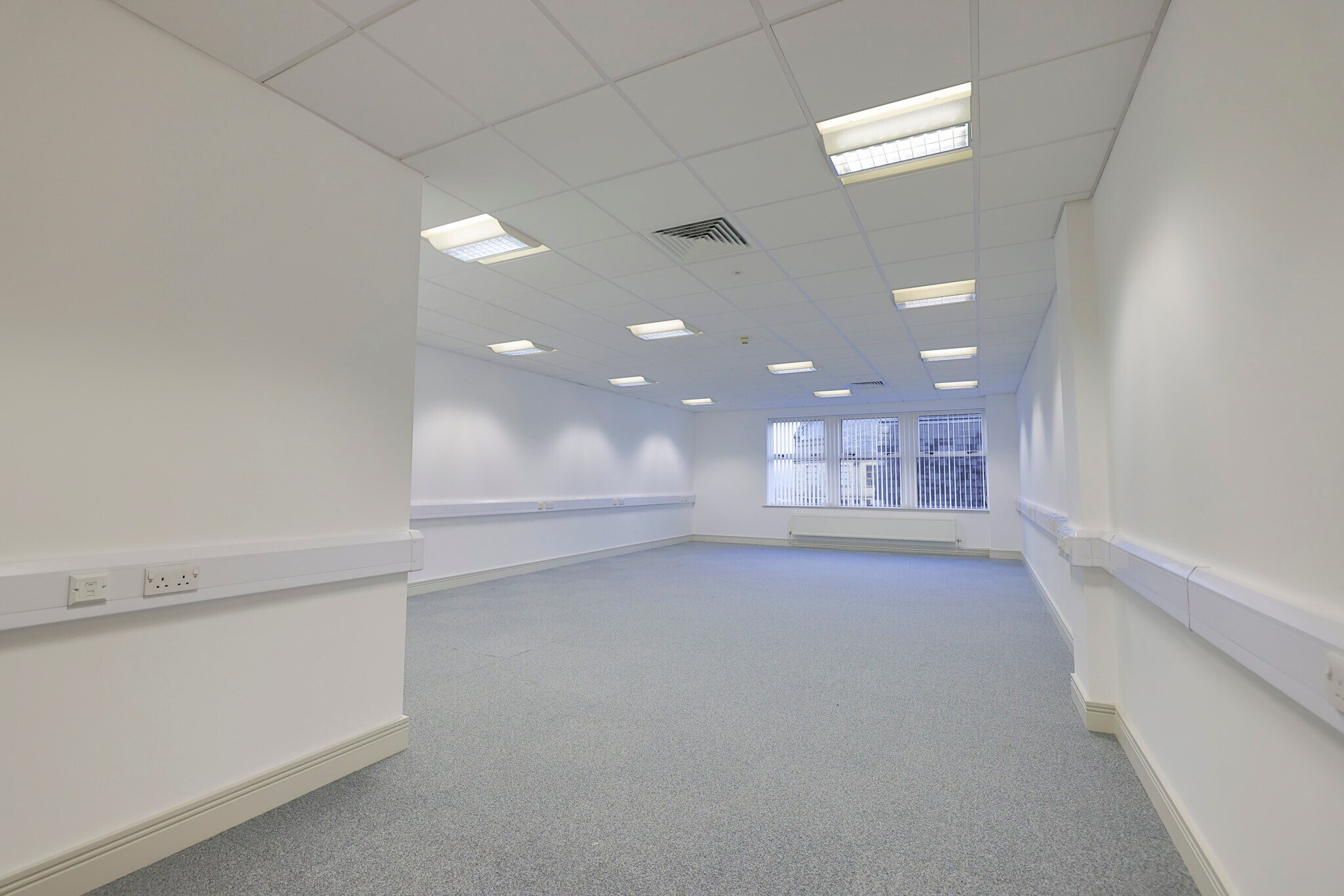 Cross St, Nelson to rent Interior Photo- Image 1 of 7
