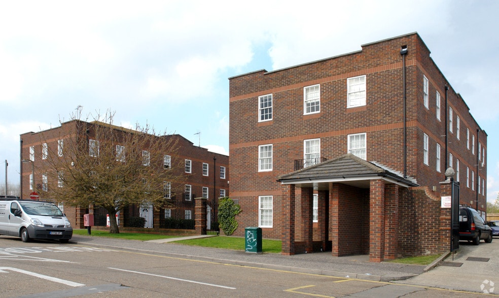 Station Appr, Wickford to rent - Building Photo - Image 3 of 4